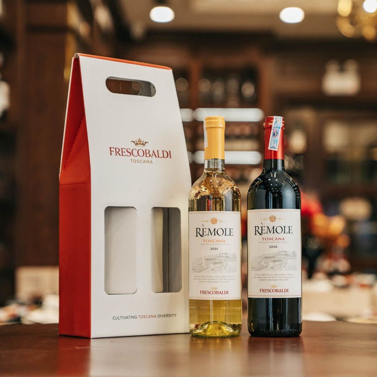 Hộp 2 chai rượu vang đỏ - trắng Remole Toscana 2020 & Remole Toscana Bianco 2021 Hộp 2 chai rượu vang đỏ - trắng Remole Toscana 2020 & Remole Toscana Bianco 2021